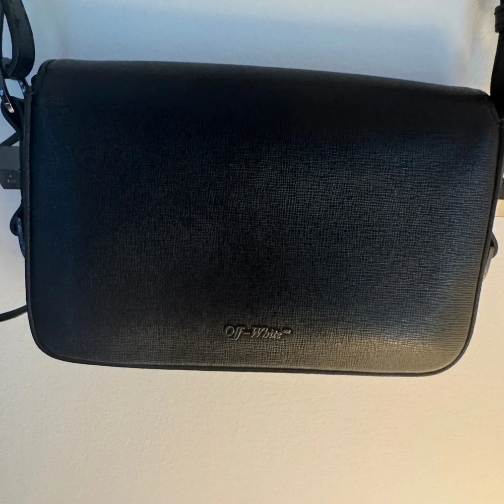 Off-White Black/White Diagonal Print Leather
Mini Binder Clip Crossbody Bag - Picture 9 of 10